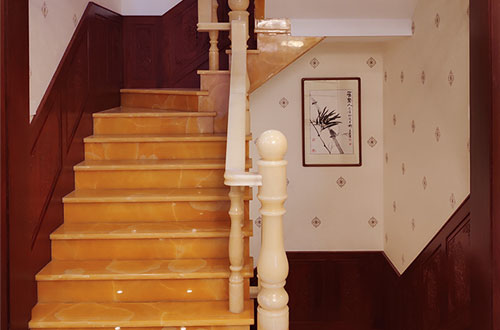 辉南中式别墅室内汉白玉石楼梯的定制安装装饰效果